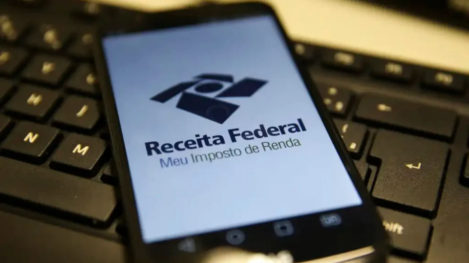 Celular aberto no aplicativo oficial da Receita Federal, onde é possível deduzir plano de saúde no Imposto de Renda.