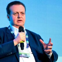 Insatisfação com economia e política embaralha disputa à Presidência em 2026 Gilberto Kassab, presidente do PSD, discursa durante painel sobre cenário político e econômico no Smart Summit 2026, no Rio de Janeiro.