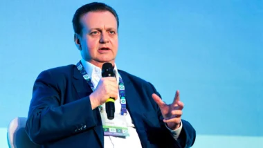 Gilberto Kassab, presidente do PSD, discursa durante painel sobre cenário político e econômico no Smart Summit 2026, no Rio de Janeiro.