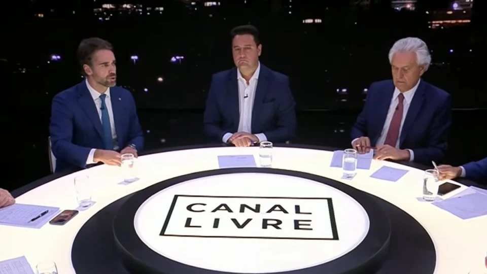 Imagem do debate entre Eduardo Leite, Ratinho Junior e Ronaldo Caiado, os presidenciáveis do PSD para 2026