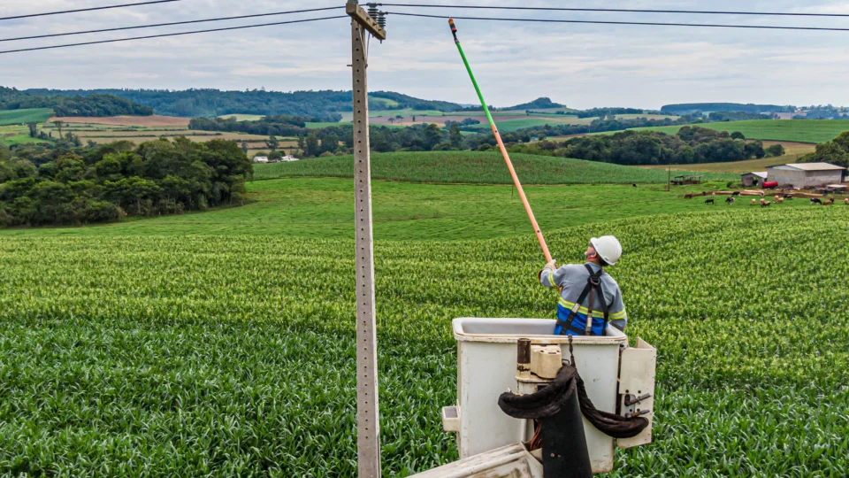 Quedas e oscilações no fornecimento de energia pela Copel motivaram pedido de audiência no Senado para discutir o serviço no Paraná.