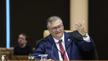 Associação que representa magistrados estaduais diz que Dino tenta "legislar por decisão judicial" ao determinar perda de cargo e salário.