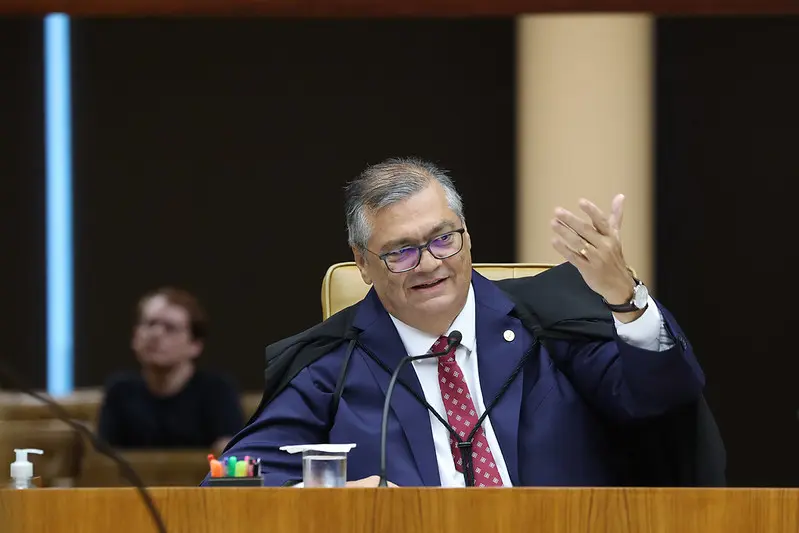 Associação que representa magistrados estaduais diz que Dino tenta "legislar por decisão judicial" ao determinar perda de cargo e salário.