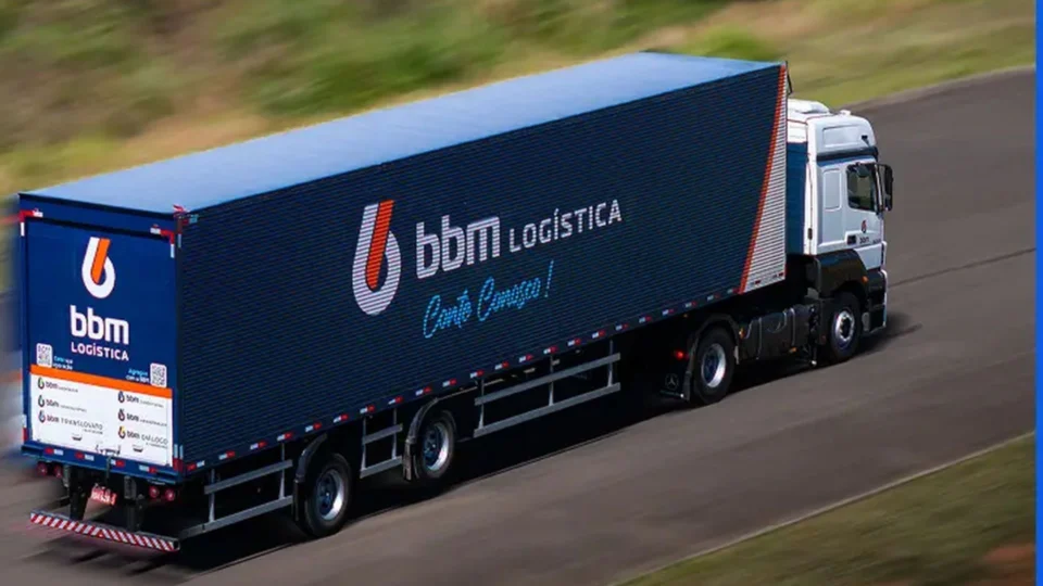 Operação da BBM Logística em rodovias brasileiras: companhia movimenta 672 mil toneladas por ano e realiza mais de 24 milhões de entregas, refletindo a escala e a eficiência de sua operação logística.