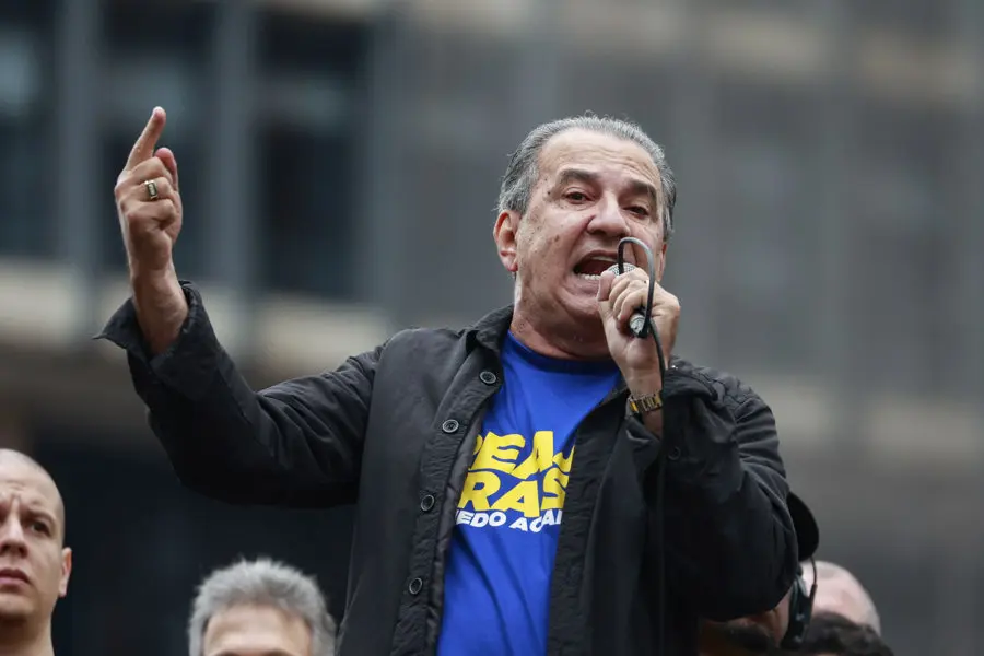 Com pedido de destaque, ministro passa a Flávio Dino responsabilidade de agendar julgamento presencial contra Malafaia.