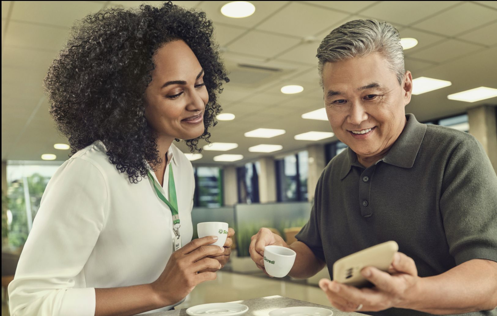 Atendimento do Sicredi orienta associados sobre organização financeira e participação na campanha Poupança Premiada 2026, que vai distribuir R$ 5 milhões em prêmios.