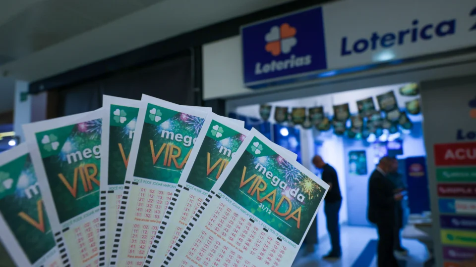 Pessoal com vários bilhetes da Mega-Sena.