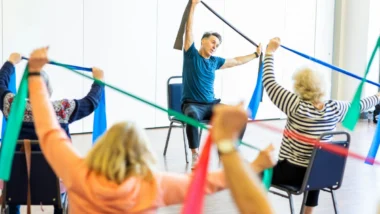 Idosos fazendo exercício físico para longevidade.