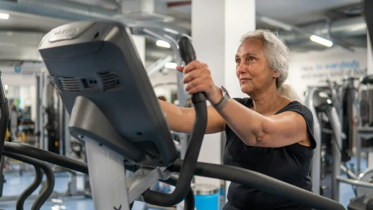 Idosa fazendo exercício aeróbico para a longevidade.
