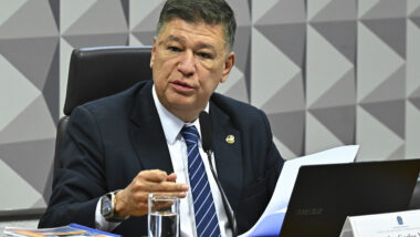 O presidente da CPMI do INSS alega que Master e INSS fazem parte do mesmo esquema criminoso. Imagem referente a matéria