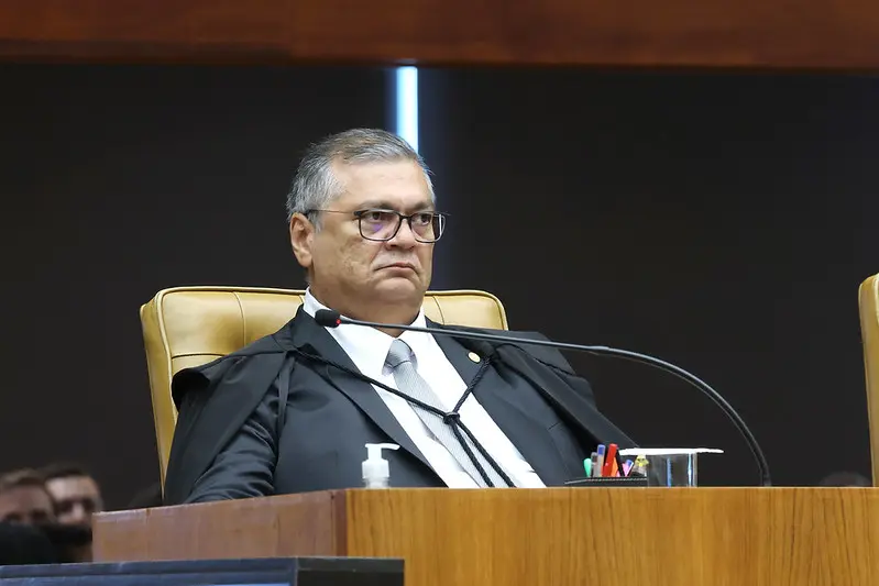 Dino reverteu uma decisão que gerou briga entre governo e oposição na CPMI do INSS. Para o magistrado, votação de quebra de sigilo deve ser individual. 