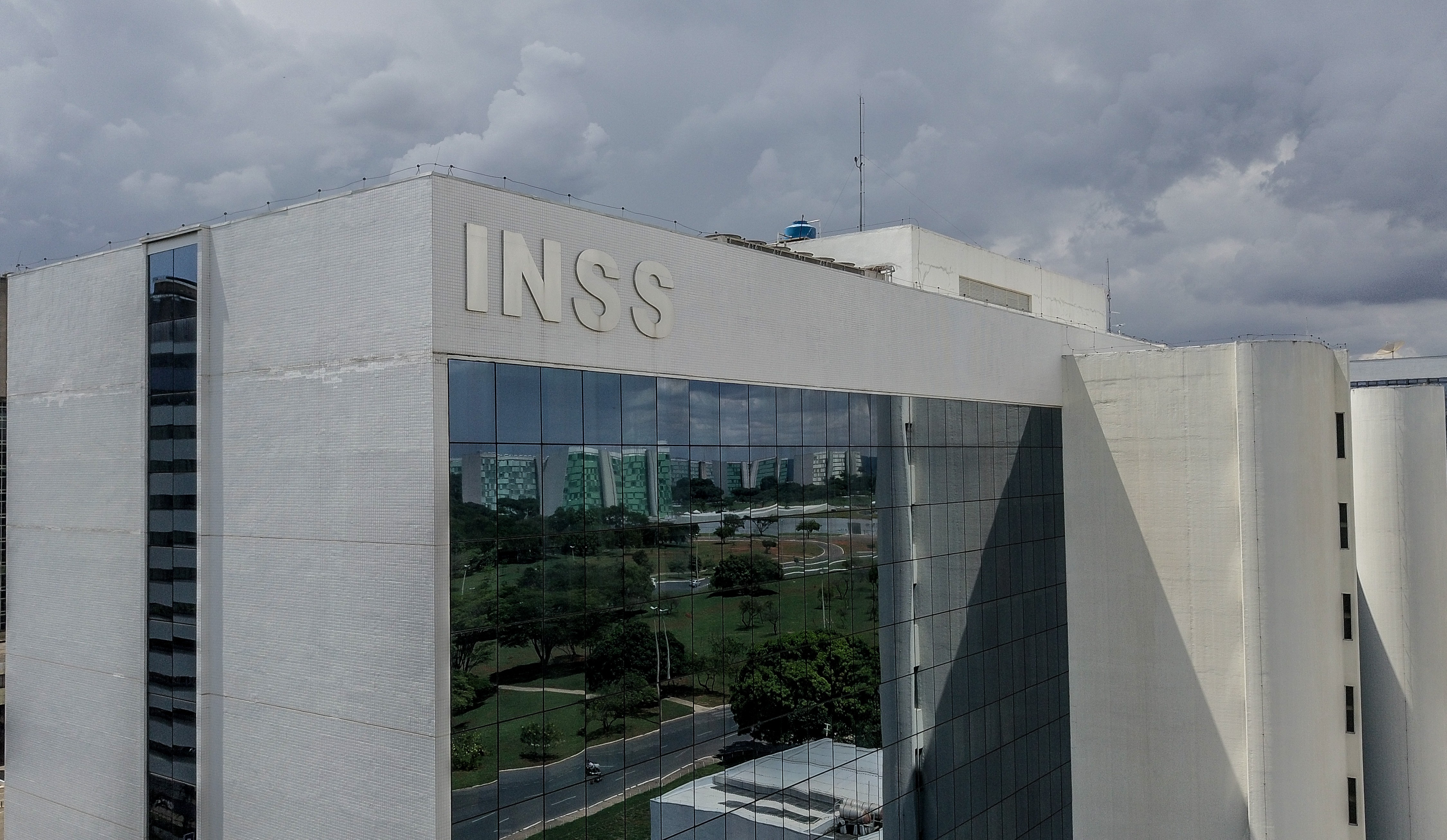 Autarquia alega que operações permanecerão suspensas até que empresa devolva valores cobrados a título se seguro e cestas de serviços.