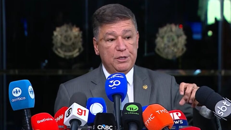 Presidente da CPMI diz apoiar decisão de Mendonça para restringir acesso a provas do Master