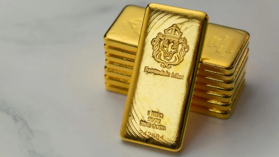 Barra de ouro empilhadas, que são investimento em tempos de guerra.