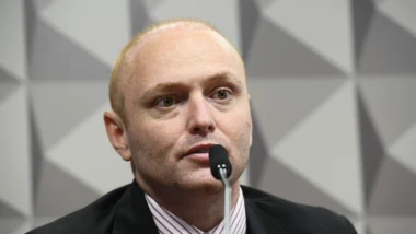 Walter Delgatti Neto cumpre oito anos de prisão por invasão aos sistemas do Conselho Nacional de Justiça. Defesa pede reconsideração.