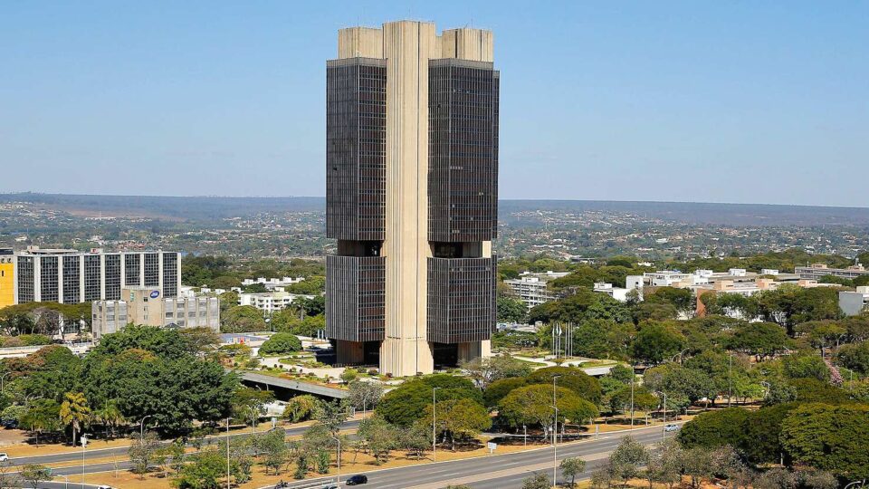 Banco Central enfrenta pressão interna e externa para definir taxa Selic nesta quarta