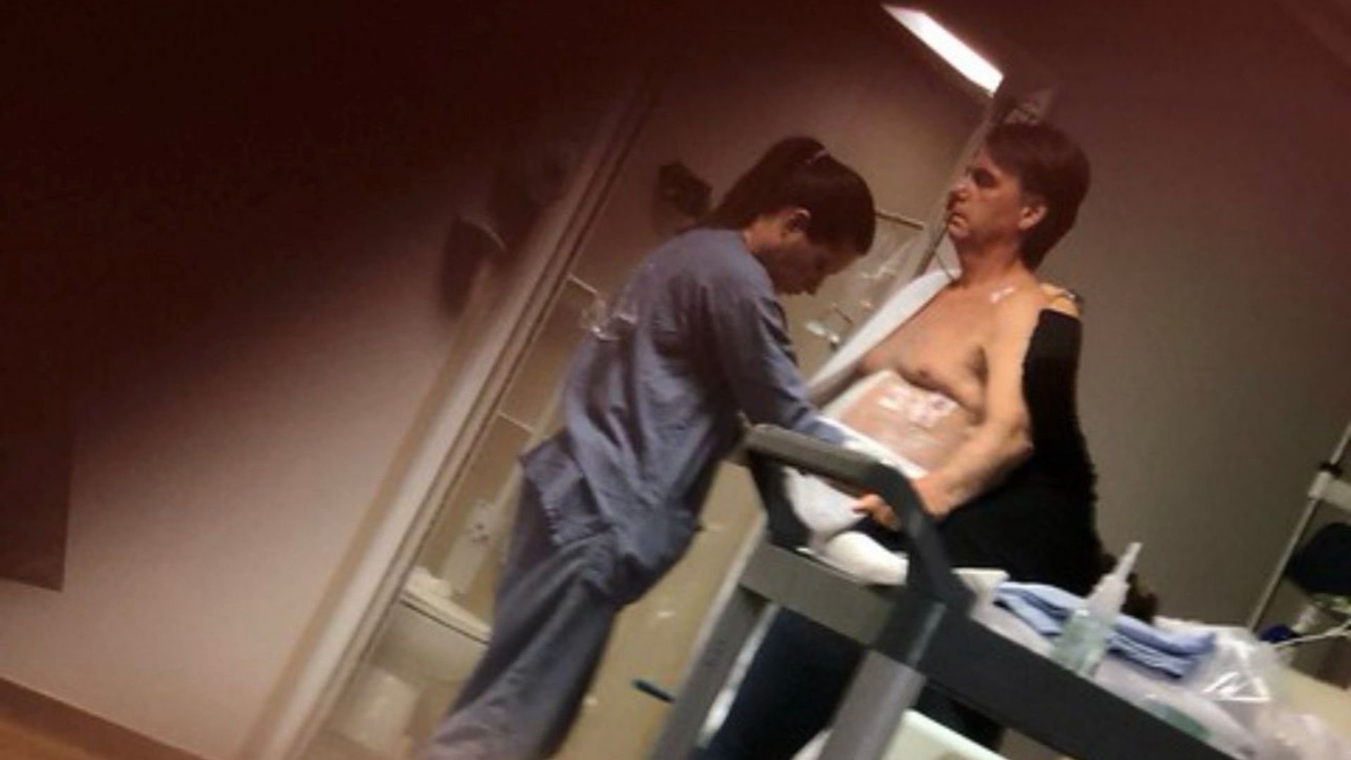 Imagem clandestina (até isso o STF proibiu) do ex-presidente Jair Bolsonaro no hospital.