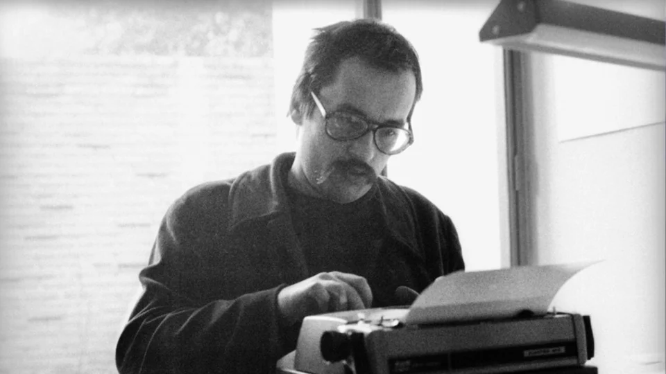 Um envelope esquecido por Paulo Leminski num avião, nos anos 1980, revela bastidores de seu processo criativo