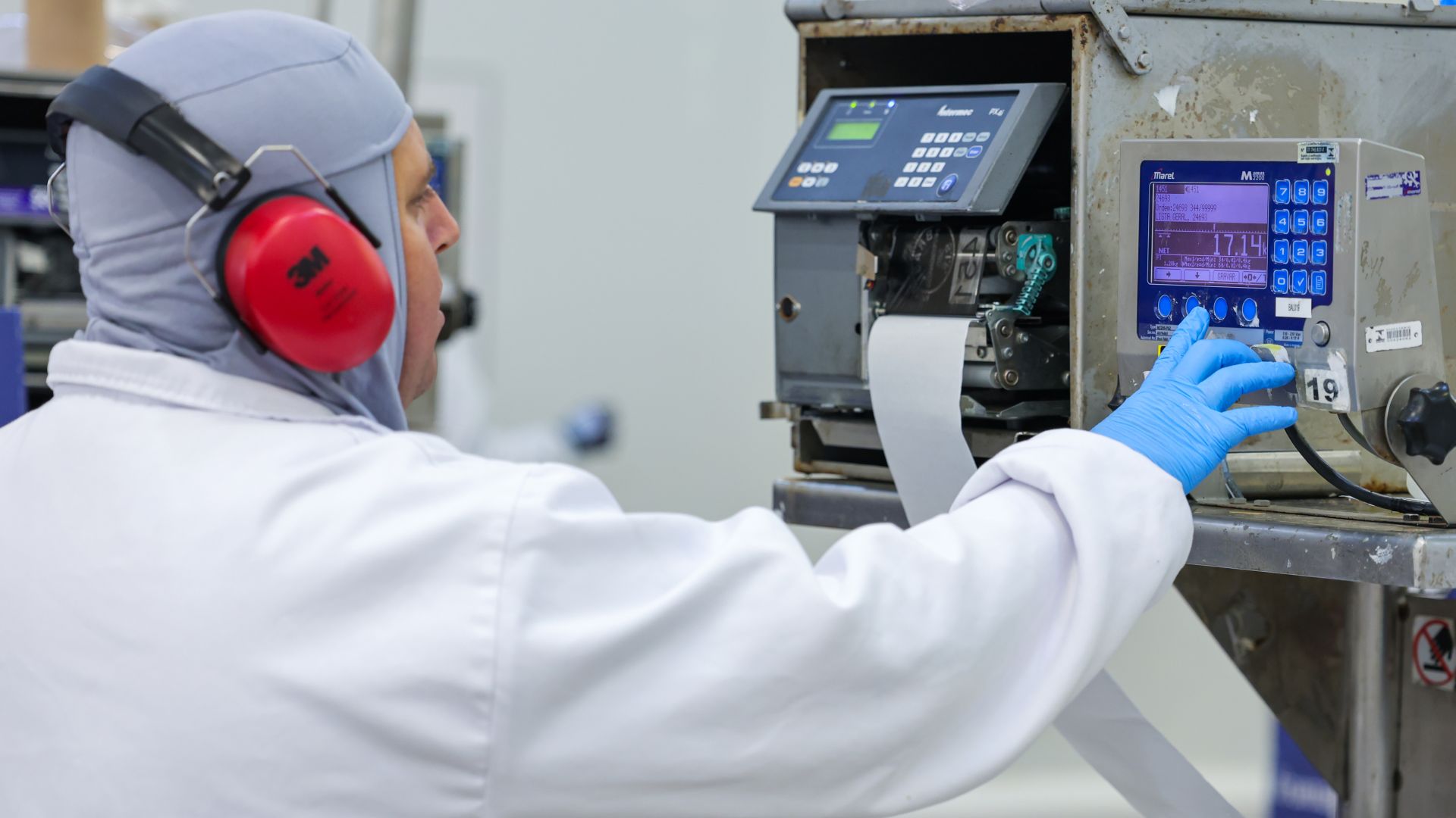 Trabalhador opera equipamento industrial em Santa Catarina, estado que lidera o país com a menor taxa de desemprego, aumento da renda média e melhora nas condições de trabalho em 2025.