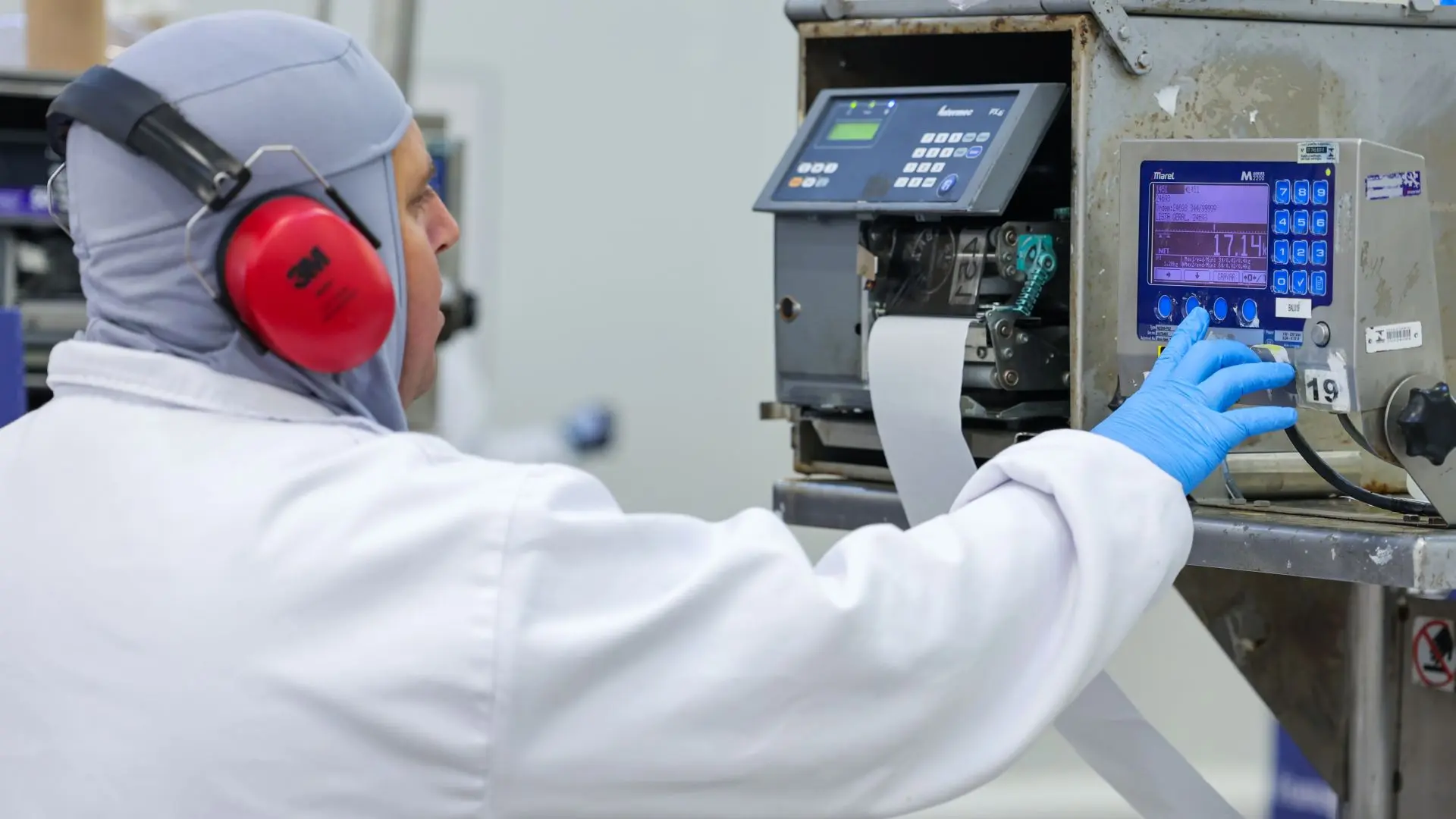 Trabalhador opera equipamento industrial em Santa Catarina, estado que lidera o país com a menor taxa de desemprego, aumento da renda média e melhora nas condições de trabalho em 2025.