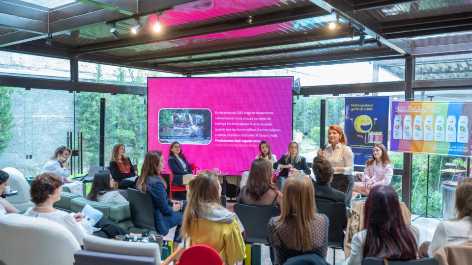 Mulheres reunidas no Entre Elas, evento da Gazeta do Povo promovido em 12/03/2026, para debater saúde, autocuidado e qualidade de vida na maturidade.