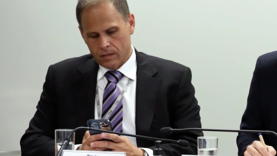 Caso de Tagliaferro começa na delegacia de Caieiras, com acusação de violência doméstica. Ao descobrir que envolvido trabalhava para o TSE, delegado mandou apreender celular.