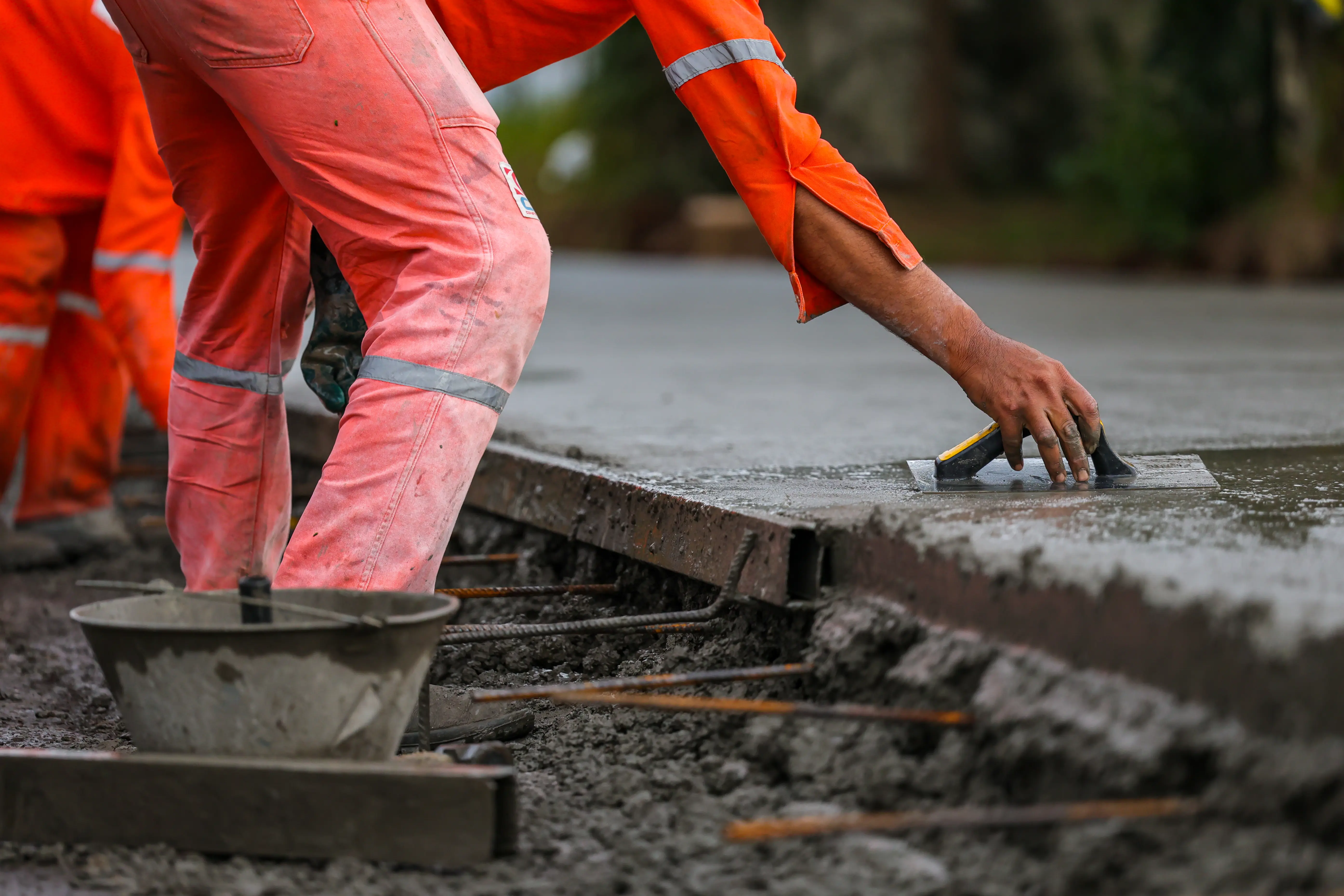 Trabalhador da construção civil em atividade em Santa Catarina, setor que acompanha o aquecimento do mercado de trabalho, com aumento da ocupação e melhora nos indicadores de renda e emprego em 2025.