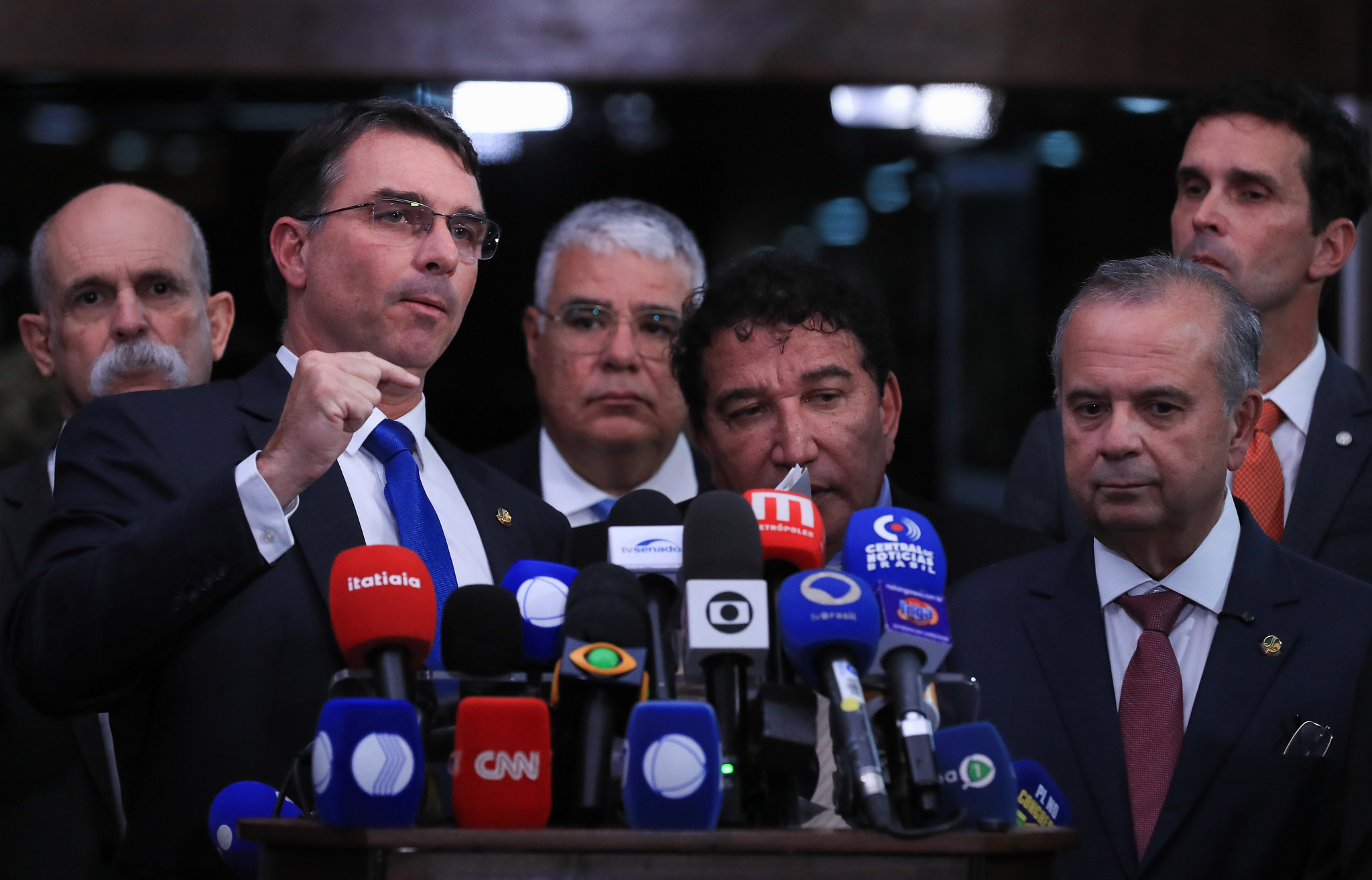 Flávio Bolsonaro, pré-candidato do PL à Presidência, e a bancada da oposição no Senado Banco Master