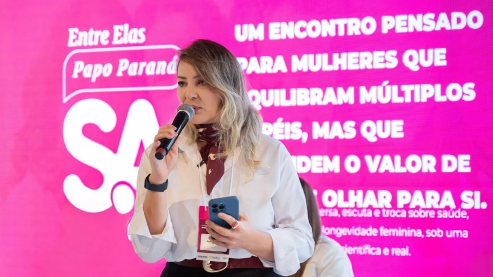Pamela Testa, gerente comercial da Gazeta do Povo, destaca a importância de criar espaços para reflexão e autocuidado feminino após os 40 anos.