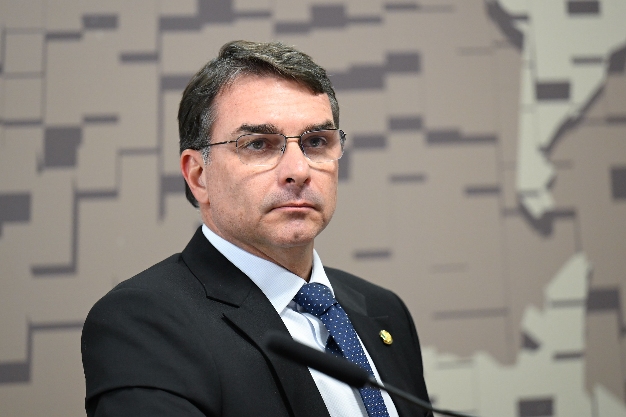 Flávio se reúne com Moraes para pedir prisão domiciliar de Bolsonaro