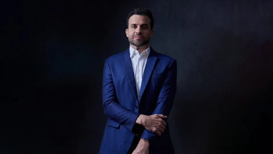 Inelegível, Pablo Marçal lança curso para ensinar candidatos a vencer eleições e mira faturamento de R$ 50 milhões.