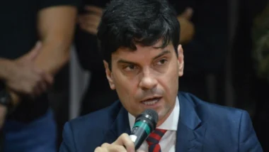 ex-delegado-geral de Polícia Civil de Santa Catarina Ulisses Gabriel falando ao microfone