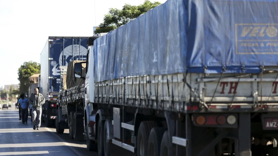 Entidades que representam caminhoneiros reúnem-se em Santos nesta tarde para decidir adesão à greve