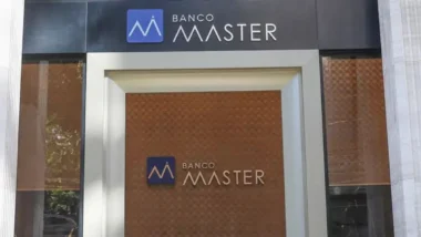 Entrada do prédio onde ficava o Banco Master. Mesmo com a liquidação da instituição, é necessário declarar o CDB no Imposto de Renda.