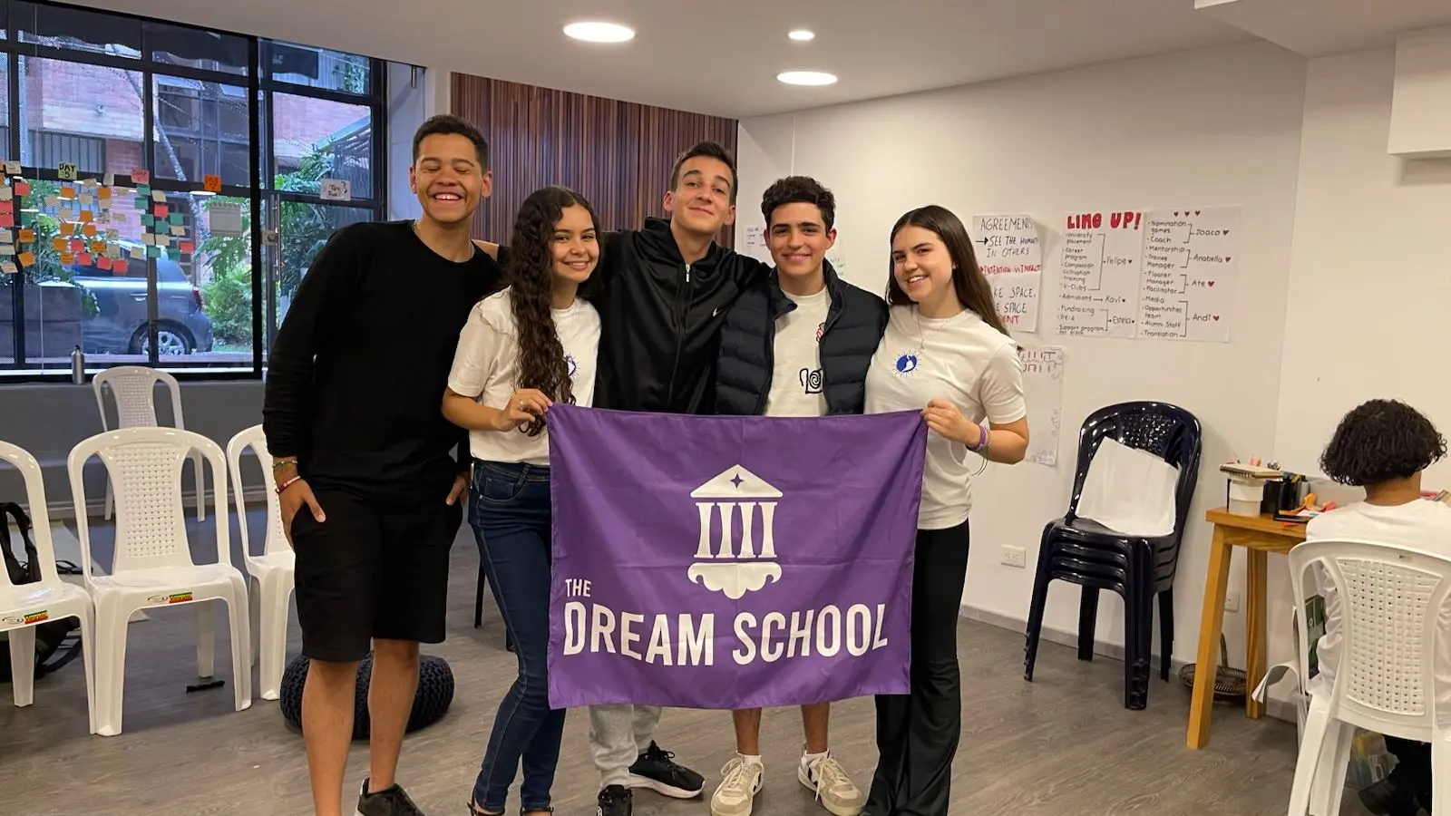 Anna Gomes, ao lado de outros alunos da The Dream School, durante a Academia de Líderes da América Latina, na Colômbia — vivência internacional que fortalece o protagonismo e a formação de jovens líderes globais.