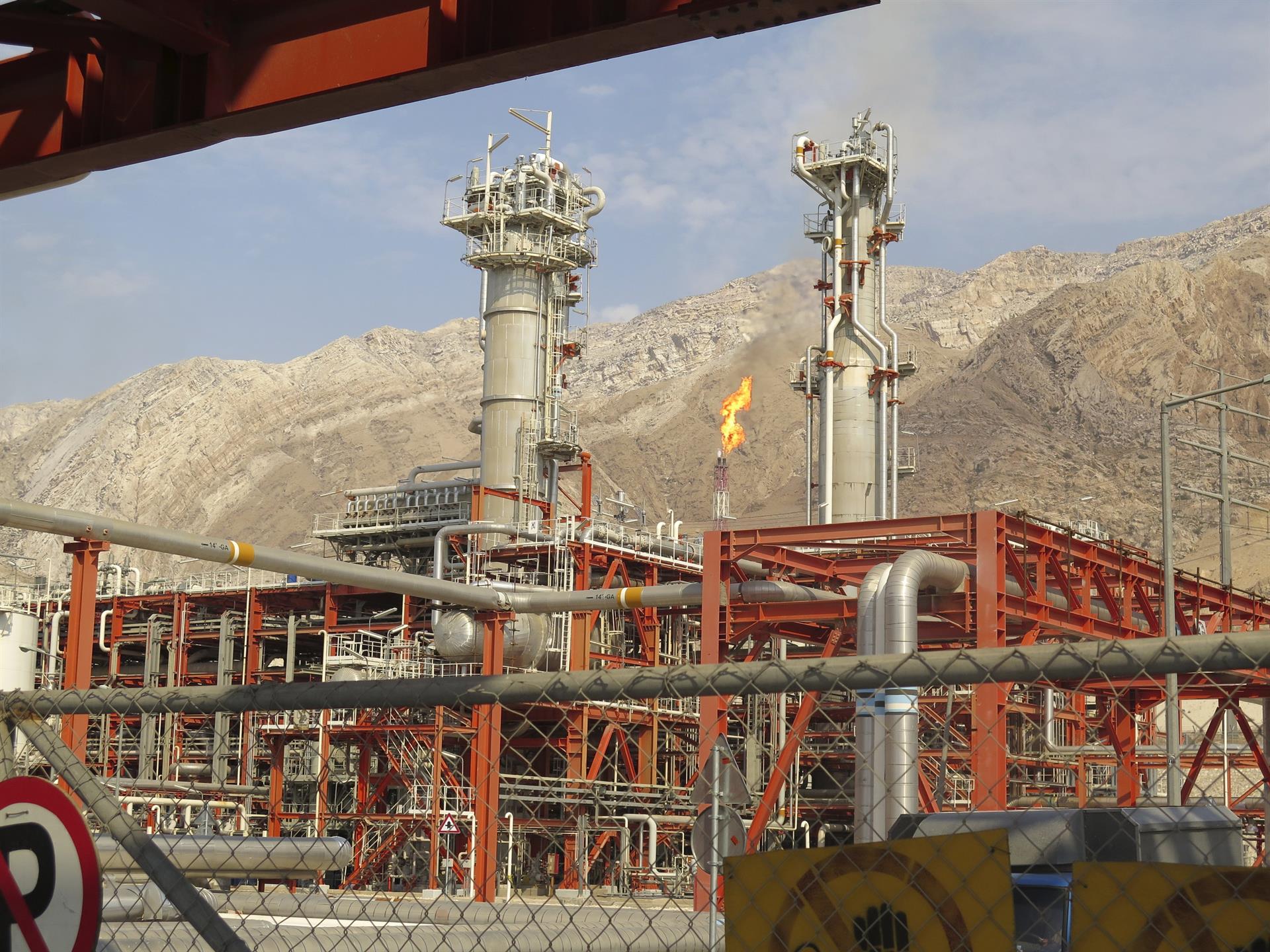 Israel ataca instalação de gás no Irã e preços de energia disparam