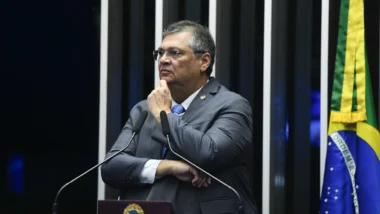 Dino propôs PEC enquanto era senador. Após ser nomeado ministro do STF, derrubou aposentadorias compulsórias com decisão monocrática.