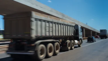 Ministro dos Transportes disse que governo irá endurecer fiscalização do frete. Categoria avaliará normas antes de possível paralisação.