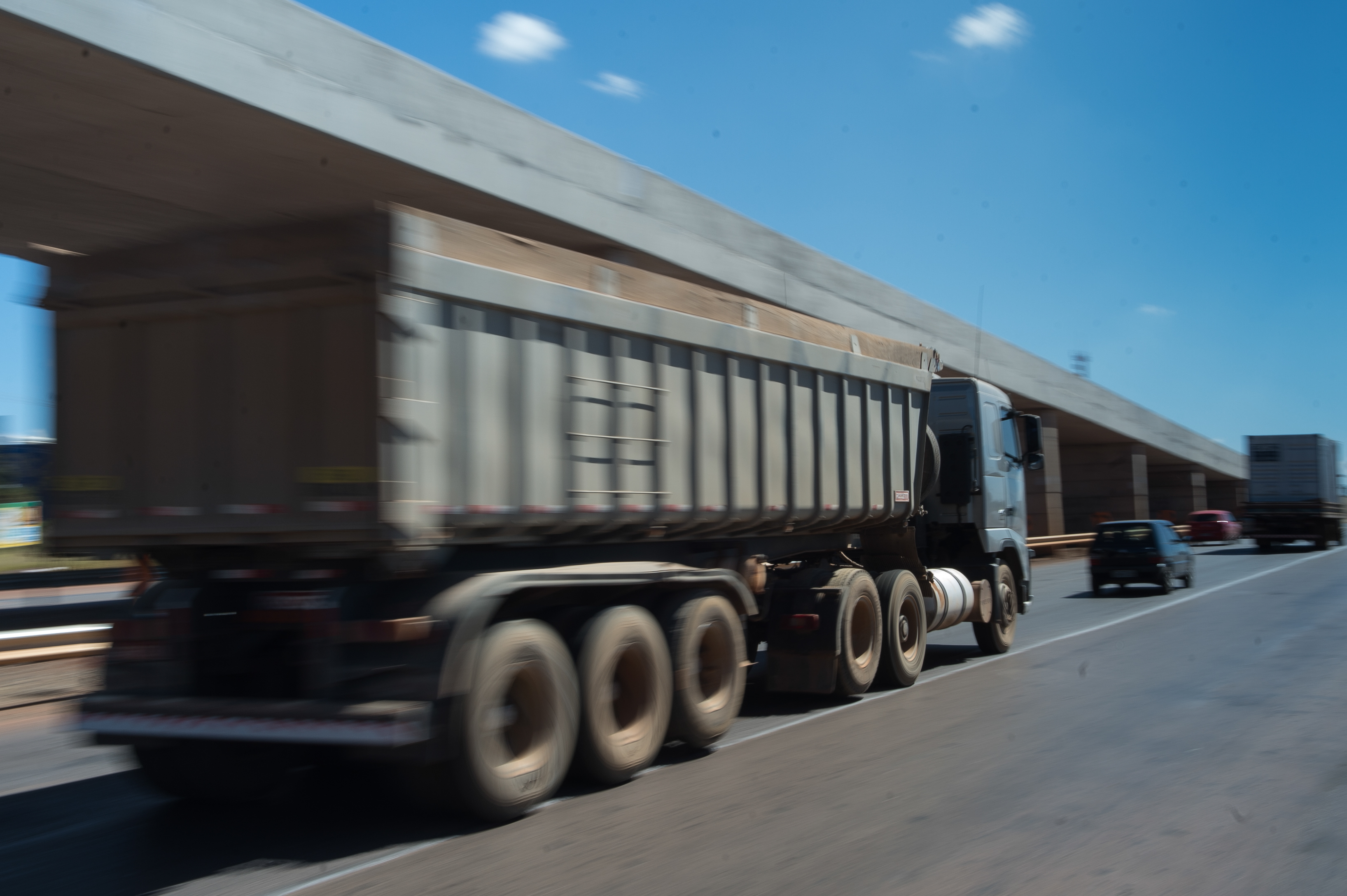 Ministro dos Transportes disse que governo irá endurecer fiscalização do frete. Categoria avaliará normas antes de possível paralisação.