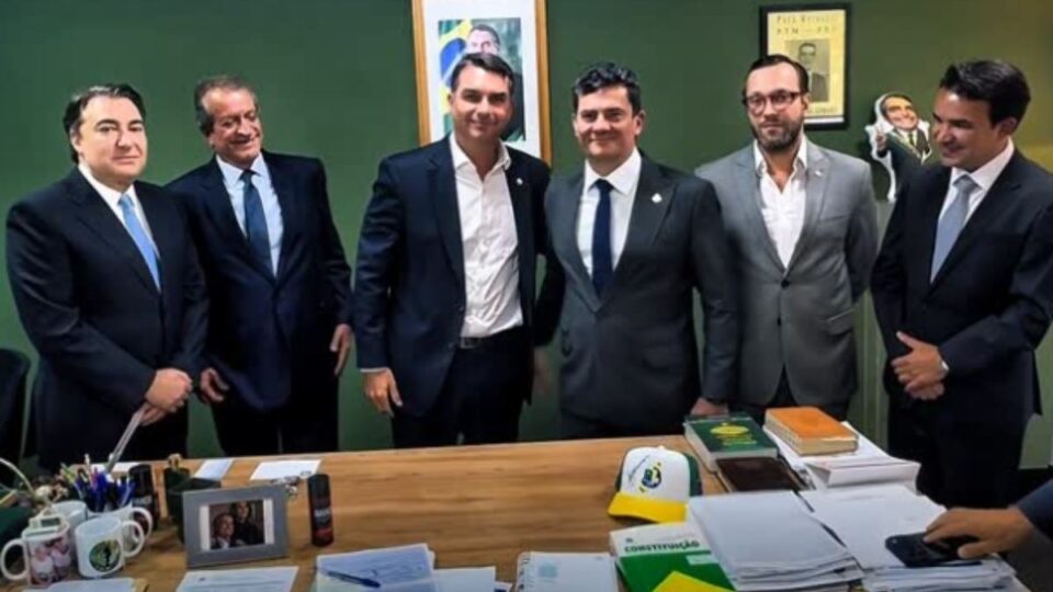 Flávio Bolsonaro e Moro fecham apoio para eleições