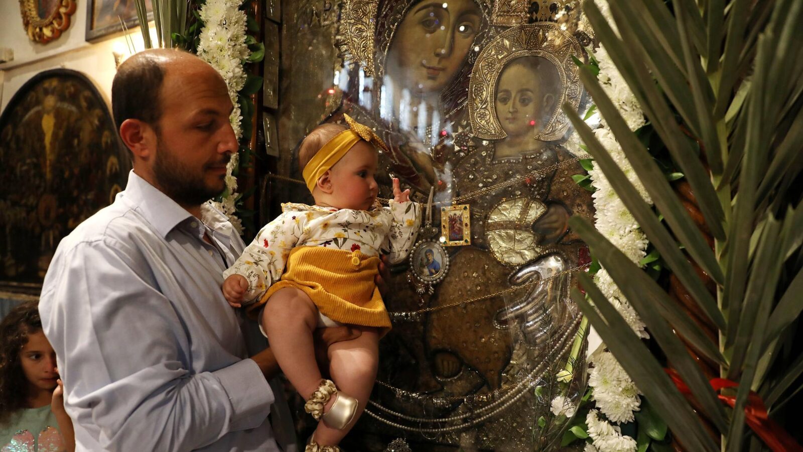 Cristãos celebram o Domingo de Ramos na Igreja da Natividade em Belém, na Palestina, em 2022.
Orthodox Christians attend the Palm Sunday Mass at the Church of the Nativity in the West Bank city of Bethlehem, 17 April 2022