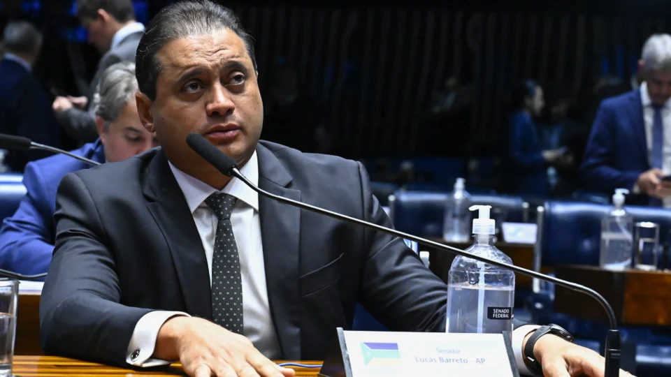 Alvo de busca e apreensão no âmbito da Operação Sem Desconto, senador Weverton pediu urgência a aumentos e criação de cargos.