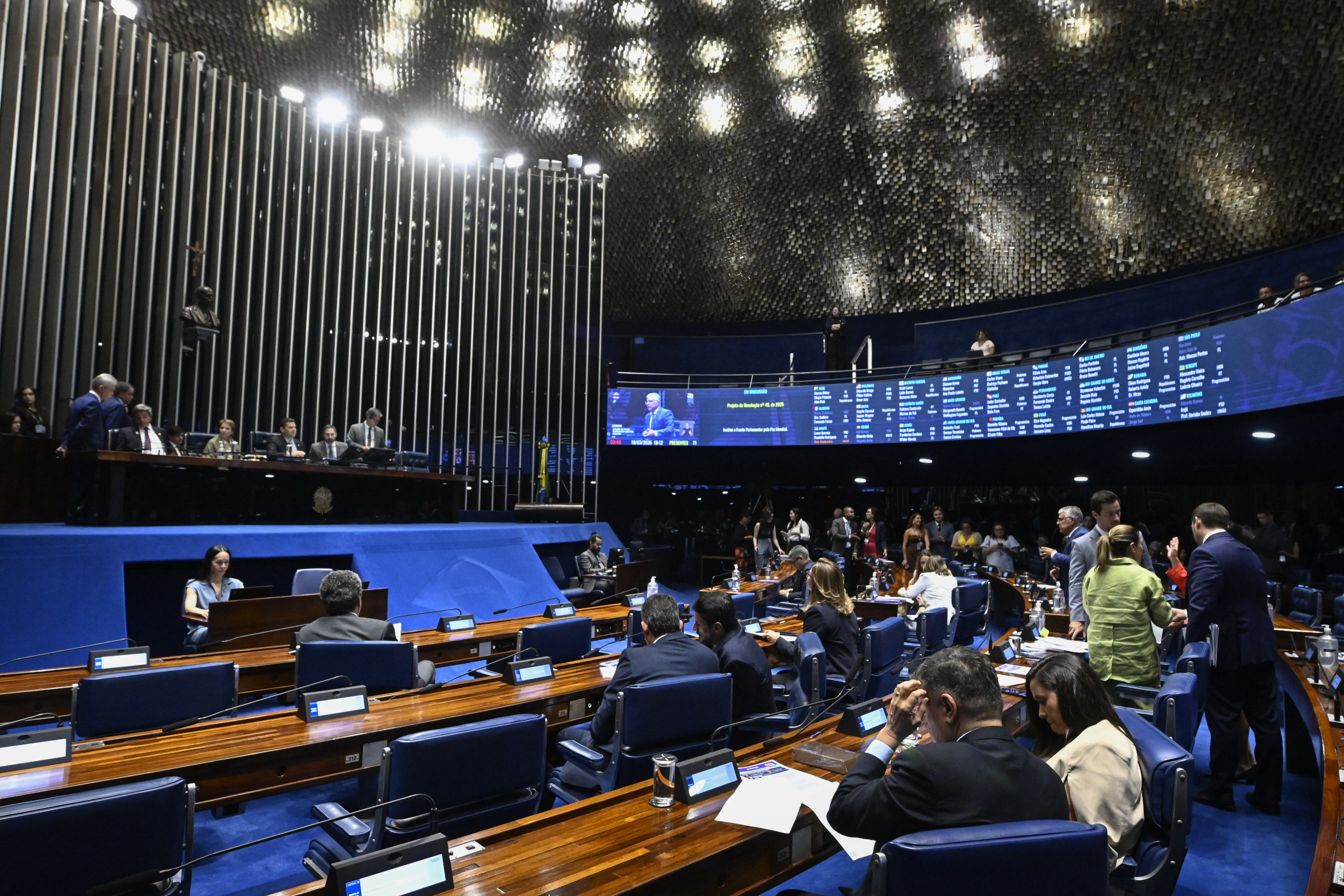 Projetos de lei devem ter impacto de R$ 1,6 bilhão até 2026 e tramitaram em regime de urgência, sem passar por comissões.