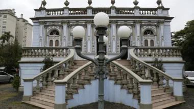 O Palacete dos Leões reúne arquitetura eclética e elementos que refletem o ciclo da erva-mate no início do século XX.