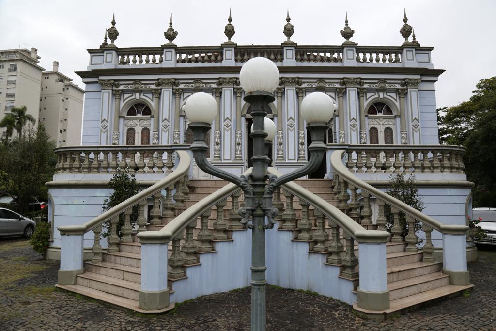 O Palacete dos Leões reúne arquitetura eclética e elementos que refletem o ciclo da erva-mate no início do século XX.