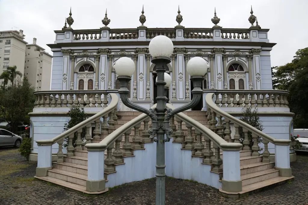 O Palacete dos Leões reúne arquitetura eclética e elementos que refletem o ciclo da erva-mate no início do século XX.