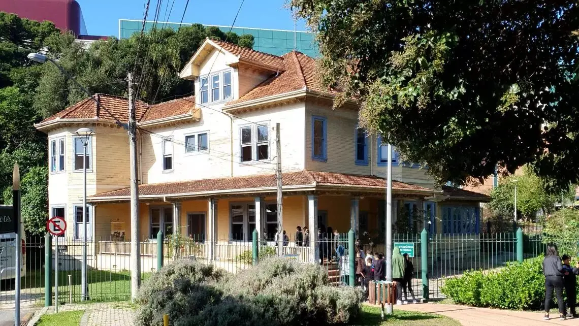 A Casa Gomm preserva técnica construtiva inglesa em madeira e tradição social da elite curitibana do início do século XX.