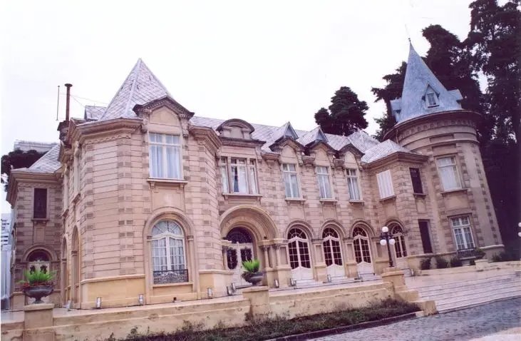 O Palacete Guimarães, conhecido como Castelo do Batel, destaca-se pela arquitetura inspirada em palacetes europeus e riqueza de detalhes.