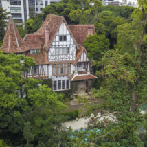 A Villa Odette destaca-se pelo estilo enxaimel e pela implantação em amplo terreno ajardinado. Imagem referente a matéria