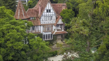 A Villa Odette destaca-se pelo estilo enxaimel e pela implantação em amplo terreno ajardinado.